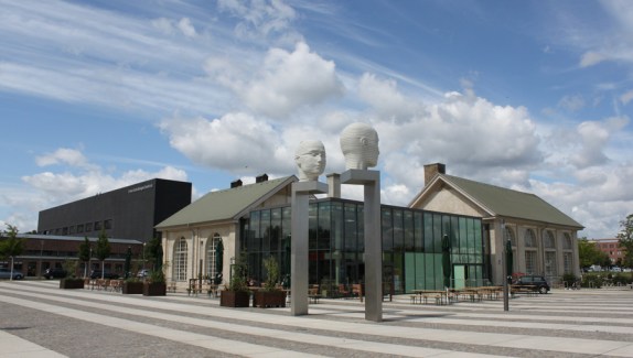 Das Forum Adlershof mit der Esswirtschaft (Rudower Chaussee 24 · 12489 Berlin)